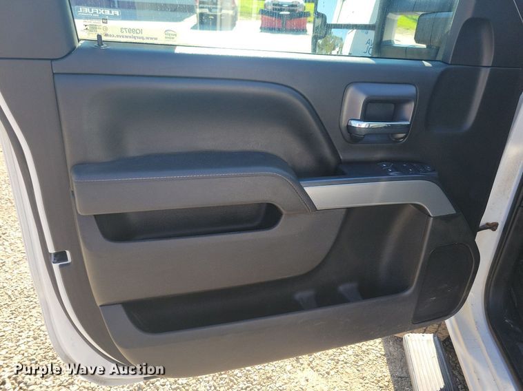 image for item IQ9973 2017 Chevrolet Silverado 3500HD  pickup truck