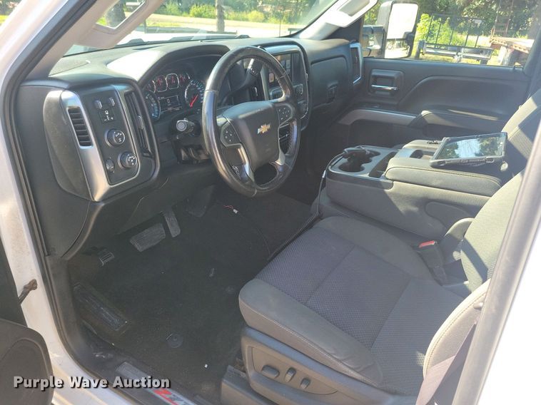 image for item IQ9973 2017 Chevrolet Silverado 3500HD  pickup truck