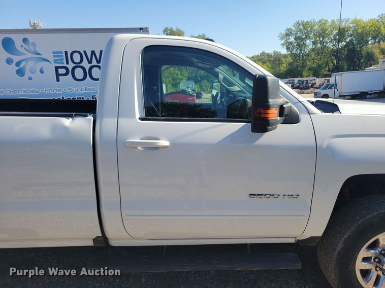 image for item IQ9973 2017 Chevrolet Silverado 3500HD  pickup truck