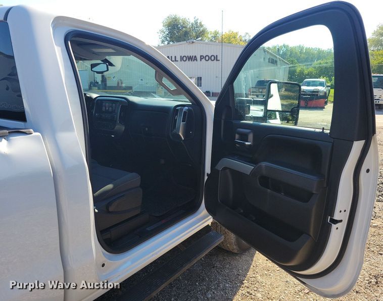 image for item IQ9973 2017 Chevrolet Silverado 3500HD  pickup truck