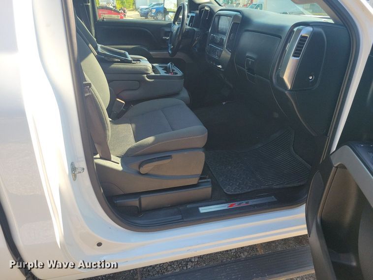 image for item IQ9973 2017 Chevrolet Silverado 3500HD  pickup truck