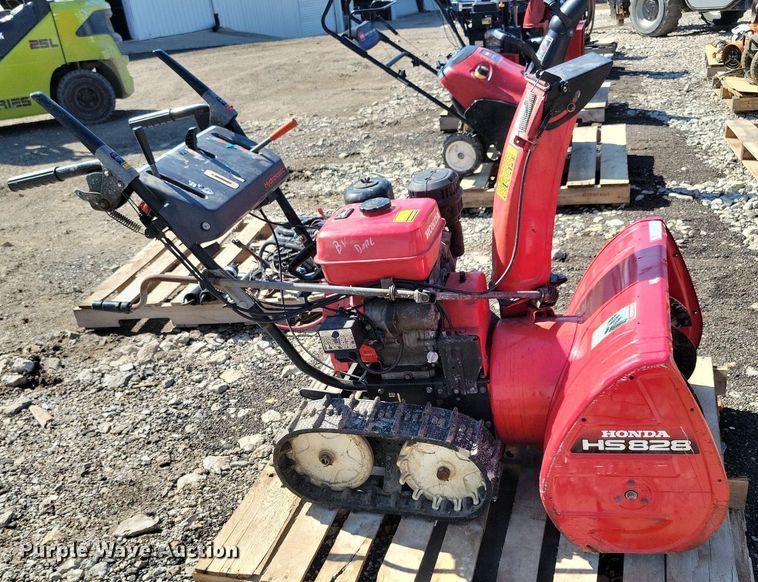image for item IQ9985 Honda HS828  snow blower