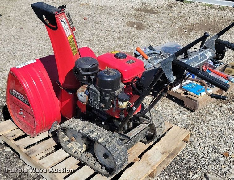 image for item IQ9985 Honda HS828  snow blower