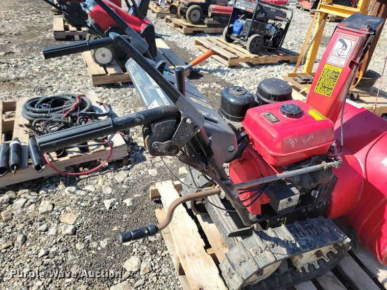 image for item IQ9985 Honda HS828  snow blower