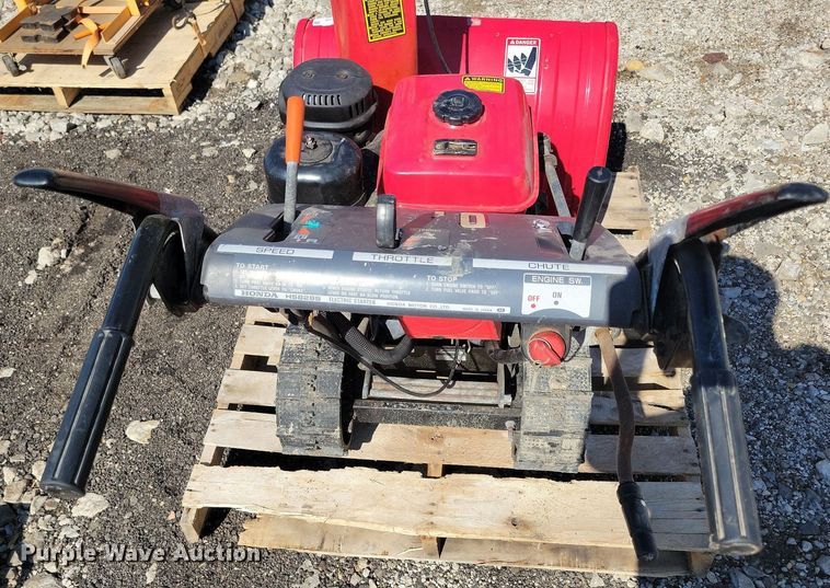image for item IQ9985 Honda HS828  snow blower