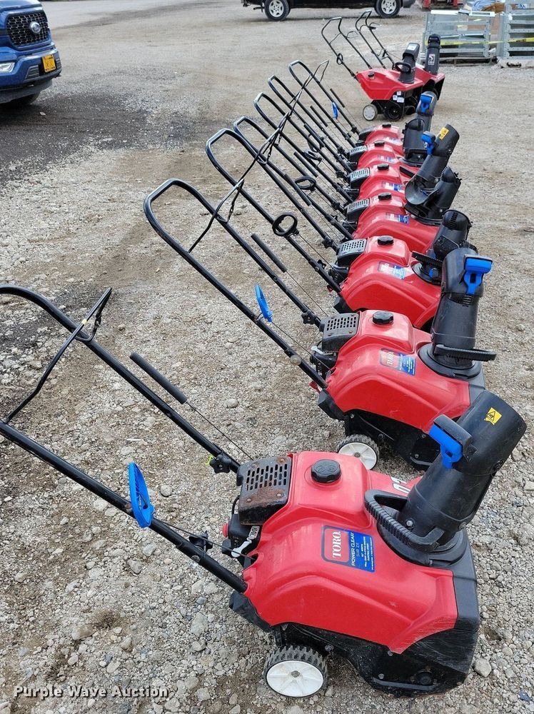 image for item IQ9998 (7) Toro 518 ZR snow blowers