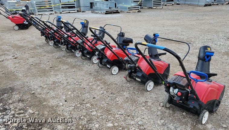 image for item IQ9998 (7) Toro 518 ZR snow blowers