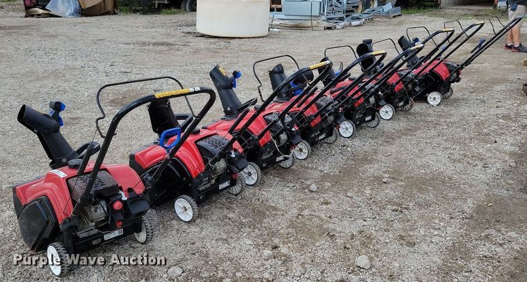 image for item IQ9998 (7) Toro 518 ZR snow blowers