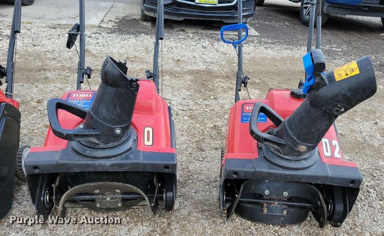 image for item IQ9998 (7) Toro 518 ZR snow blowers