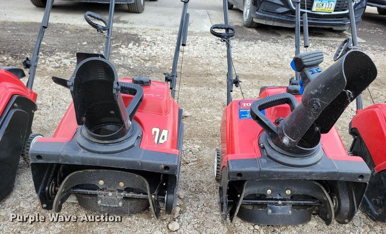 image for item IQ9998 (7) Toro 518 ZR snow blowers