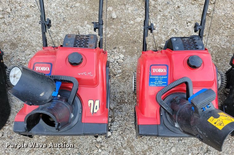 image for item IQ9998 (7) Toro 518 ZR snow blowers