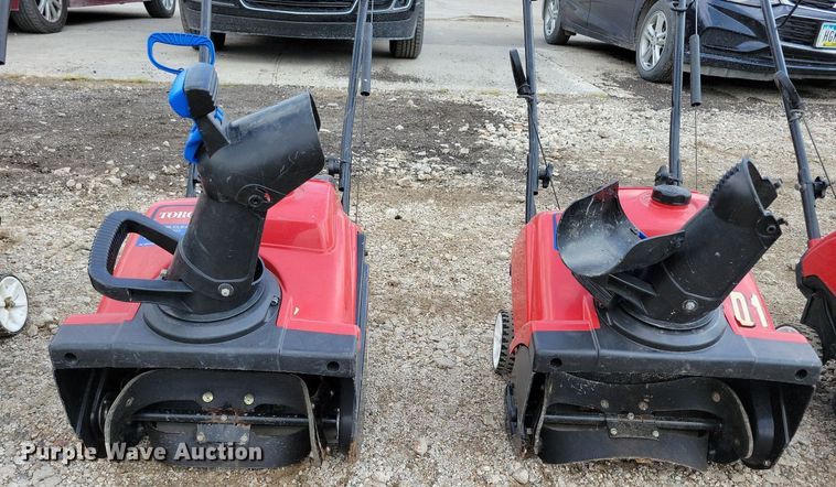 image for item IQ9998 (7) Toro 518 ZR snow blowers