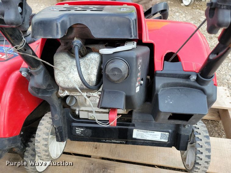 image for item IQ9998 (7) Toro 518 ZR snow blowers