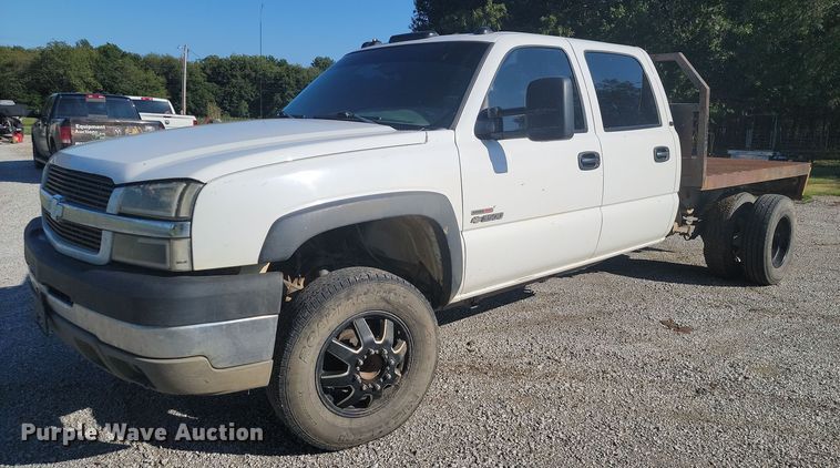 image for item JE9503 2003 Chevrolet Silverado 3500  Crew Cab flatbed pickup truck