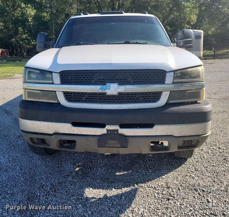 image for item JE9503 2003 Chevrolet Silverado 3500  Crew Cab flatbed pickup truck