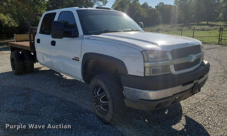 image for item JE9503 2003 Chevrolet Silverado 3500  Crew Cab flatbed pickup truck