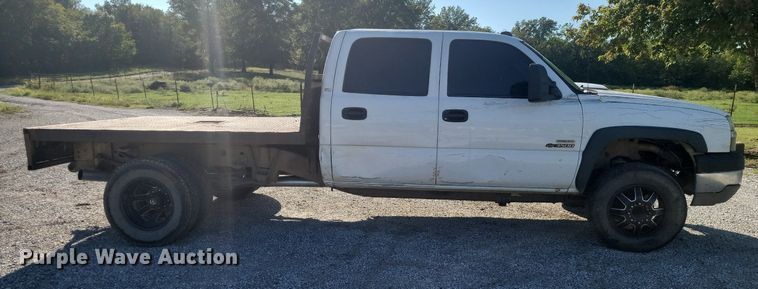 image for item JE9503 2003 Chevrolet Silverado 3500  Crew Cab flatbed pickup truck