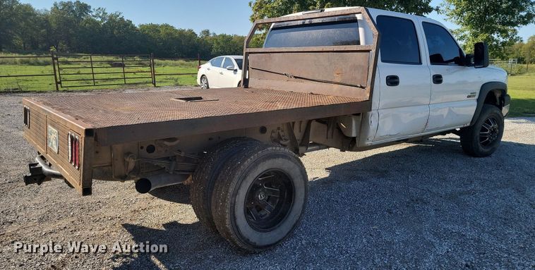 image for item JE9503 2003 Chevrolet Silverado 3500  Crew Cab flatbed pickup truck
