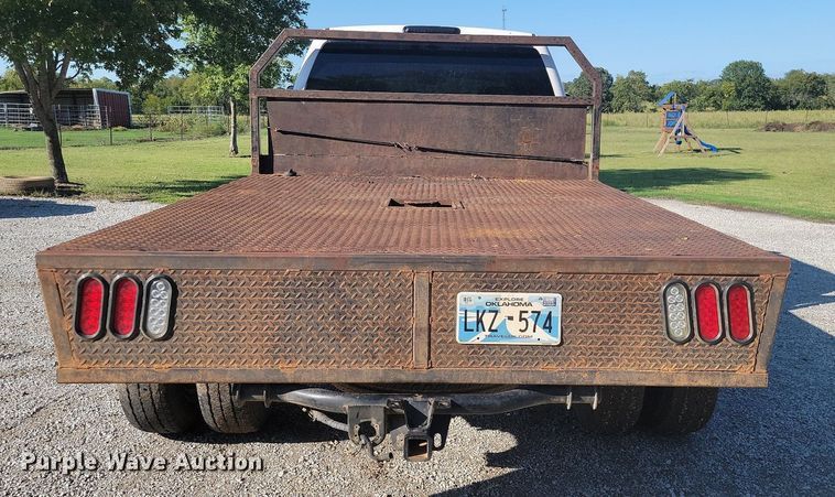 image for item JE9503 2003 Chevrolet Silverado 3500  Crew Cab flatbed pickup truck