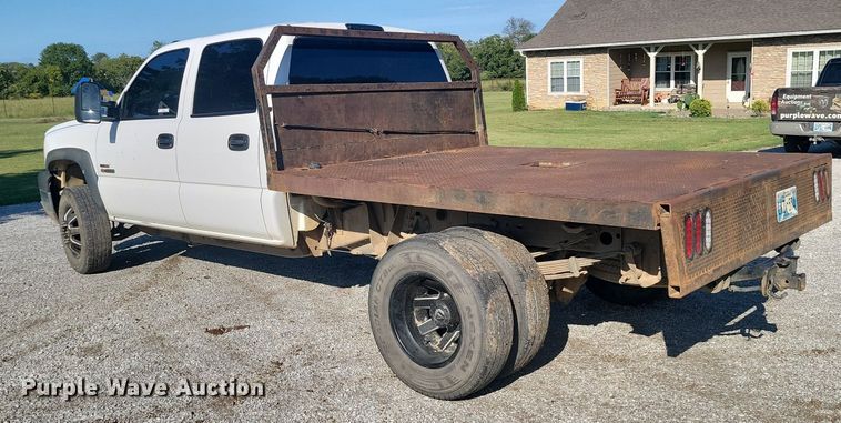 image for item JE9503 2003 Chevrolet Silverado 3500  Crew Cab flatbed pickup truck