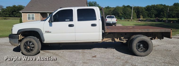 image for item JE9503 2003 Chevrolet Silverado 3500  Crew Cab flatbed pickup truck