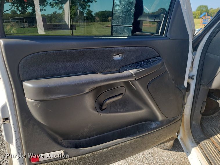 image for item JE9503 2003 Chevrolet Silverado 3500  Crew Cab flatbed pickup truck