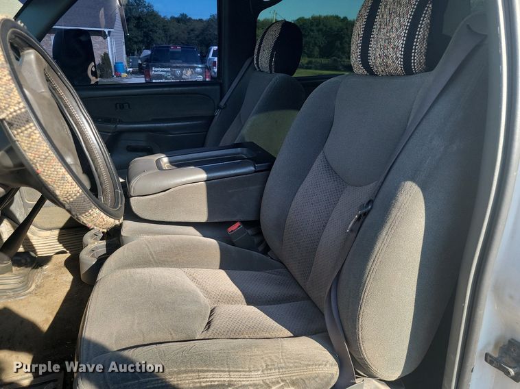 image for item JE9503 2003 Chevrolet Silverado 3500  Crew Cab flatbed pickup truck