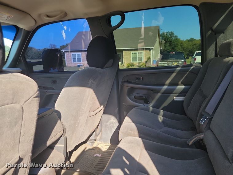 image for item JE9503 2003 Chevrolet Silverado 3500  Crew Cab flatbed pickup truck