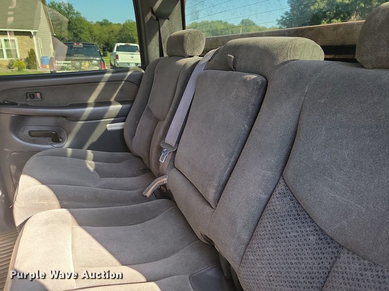 image for item JE9503 2003 Chevrolet Silverado 3500  Crew Cab flatbed pickup truck