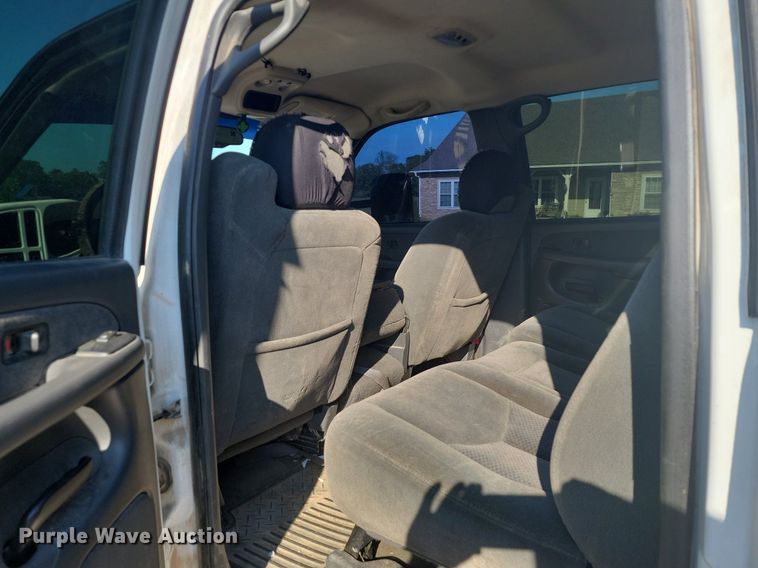 image for item JE9503 2003 Chevrolet Silverado 3500  Crew Cab flatbed pickup truck