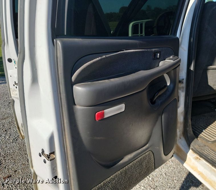 image for item JE9503 2003 Chevrolet Silverado 3500  Crew Cab flatbed pickup truck