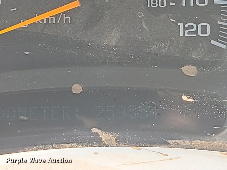 image for item JE9503 2003 Chevrolet Silverado 3500  Crew Cab flatbed pickup truck