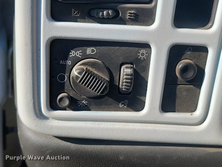 image for item JE9503 2003 Chevrolet Silverado 3500  Crew Cab flatbed pickup truck