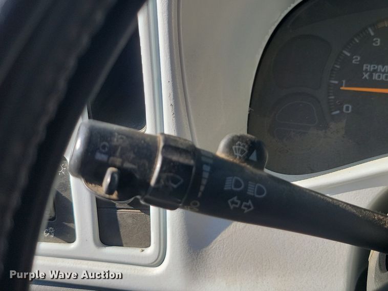 image for item JE9503 2003 Chevrolet Silverado 3500  Crew Cab flatbed pickup truck