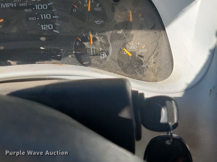 image for item JE9503 2003 Chevrolet Silverado 3500  Crew Cab flatbed pickup truck