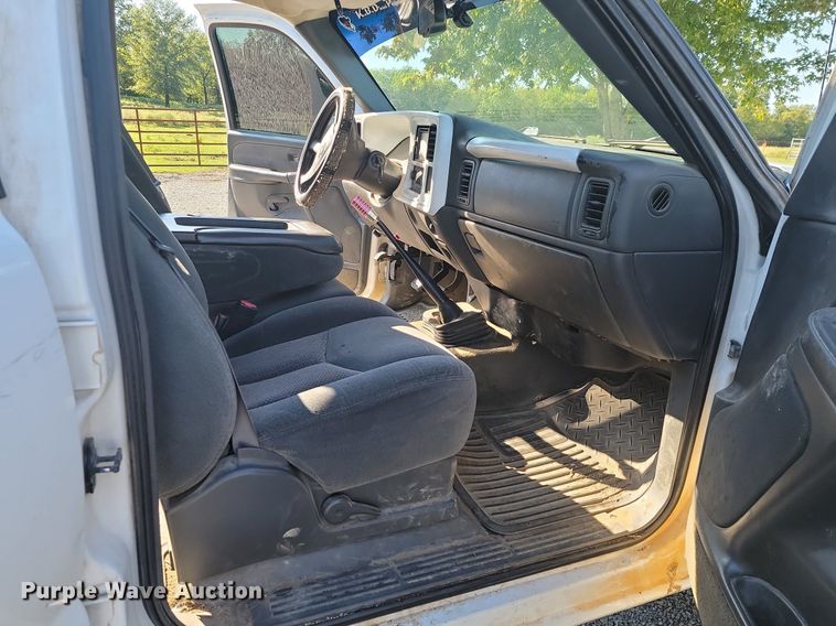 image for item JE9503 2003 Chevrolet Silverado 3500  Crew Cab flatbed pickup truck