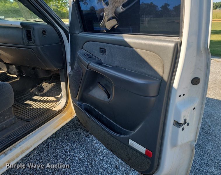 image for item JE9503 2003 Chevrolet Silverado 3500  Crew Cab flatbed pickup truck