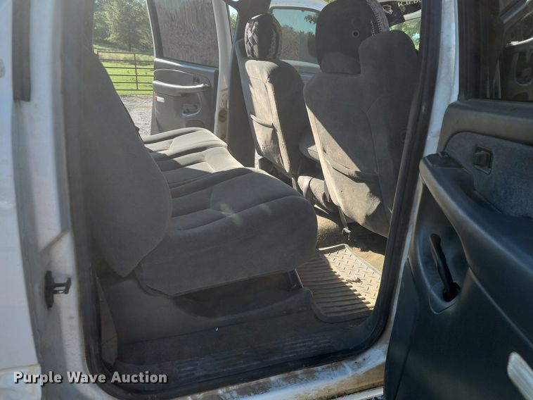 image for item JE9503 2003 Chevrolet Silverado 3500  Crew Cab flatbed pickup truck