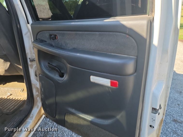 image for item JE9503 2003 Chevrolet Silverado 3500  Crew Cab flatbed pickup truck