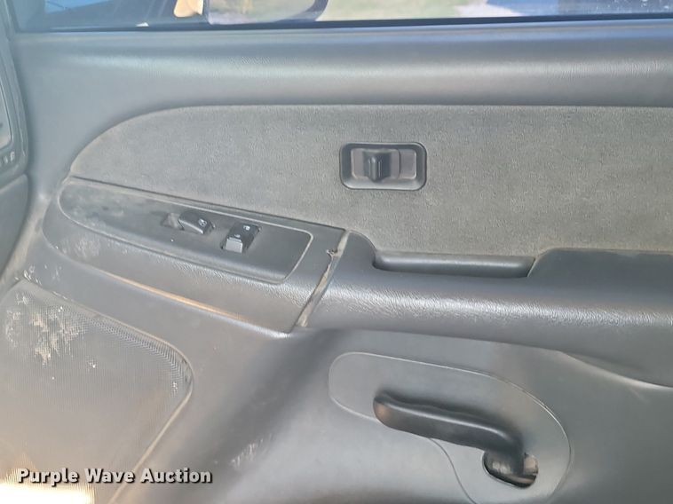 image for item JE9503 2003 Chevrolet Silverado 3500  Crew Cab flatbed pickup truck