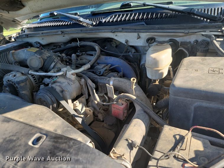 image for item JE9503 2003 Chevrolet Silverado 3500  Crew Cab flatbed pickup truck