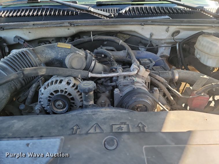 image for item JE9503 2003 Chevrolet Silverado 3500  Crew Cab flatbed pickup truck