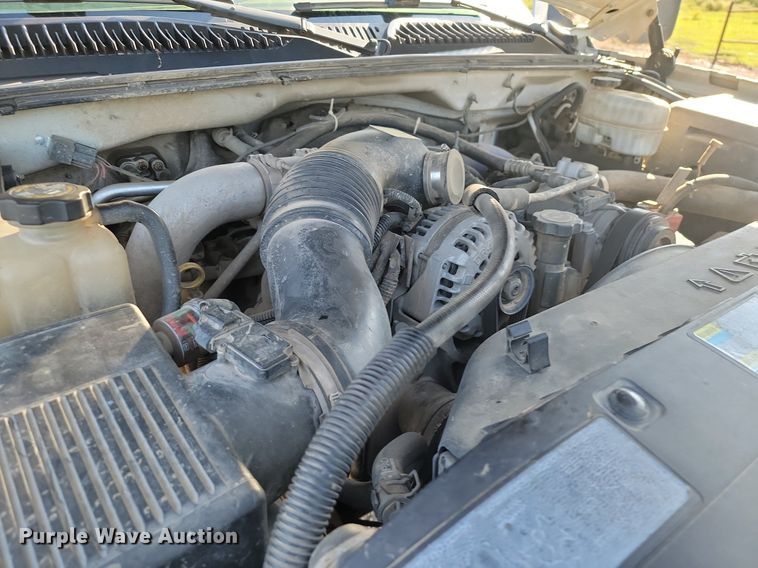 image for item JE9503 2003 Chevrolet Silverado 3500  Crew Cab flatbed pickup truck