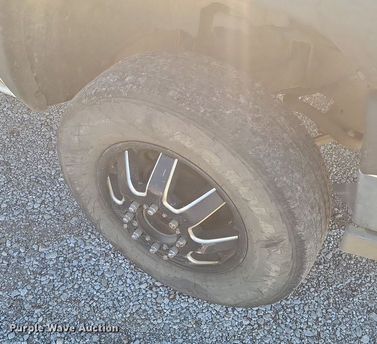 image for item JE9503 2003 Chevrolet Silverado 3500  Crew Cab flatbed pickup truck