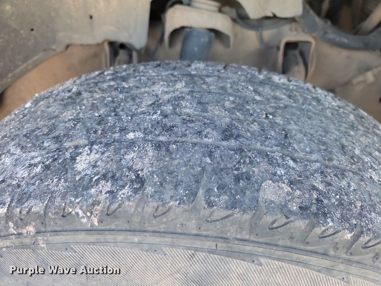 image for item JE9503 2003 Chevrolet Silverado 3500  Crew Cab flatbed pickup truck