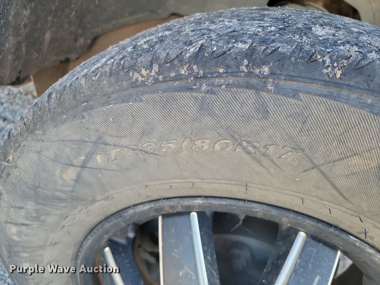 image for item JE9503 2003 Chevrolet Silverado 3500  Crew Cab flatbed pickup truck