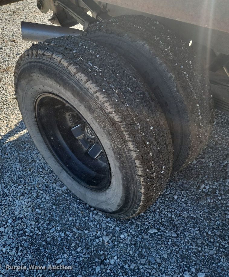 image for item JE9503 2003 Chevrolet Silverado 3500  Crew Cab flatbed pickup truck