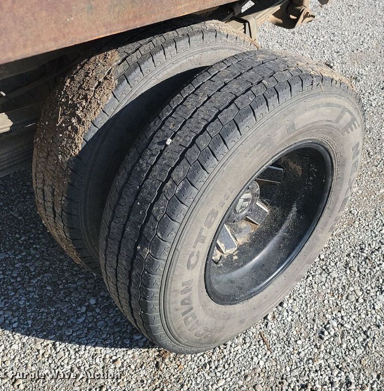 image for item JE9503 2003 Chevrolet Silverado 3500  Crew Cab flatbed pickup truck