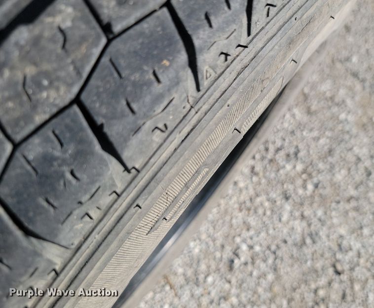 image for item JE9503 2003 Chevrolet Silverado 3500  Crew Cab flatbed pickup truck