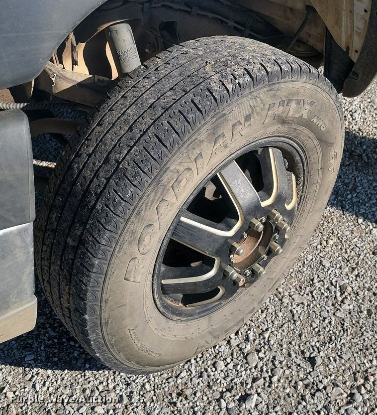 image for item JE9503 2003 Chevrolet Silverado 3500  Crew Cab flatbed pickup truck